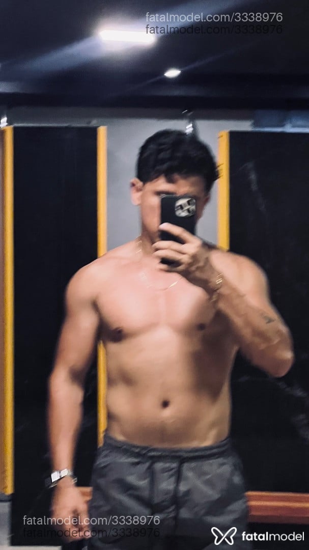 Acompanhante homem com cabelo castanho de olhos castanhos - Theo Belmont Acompanhante homem com cabelo castanho de olhos castanhos - Theo Belmont