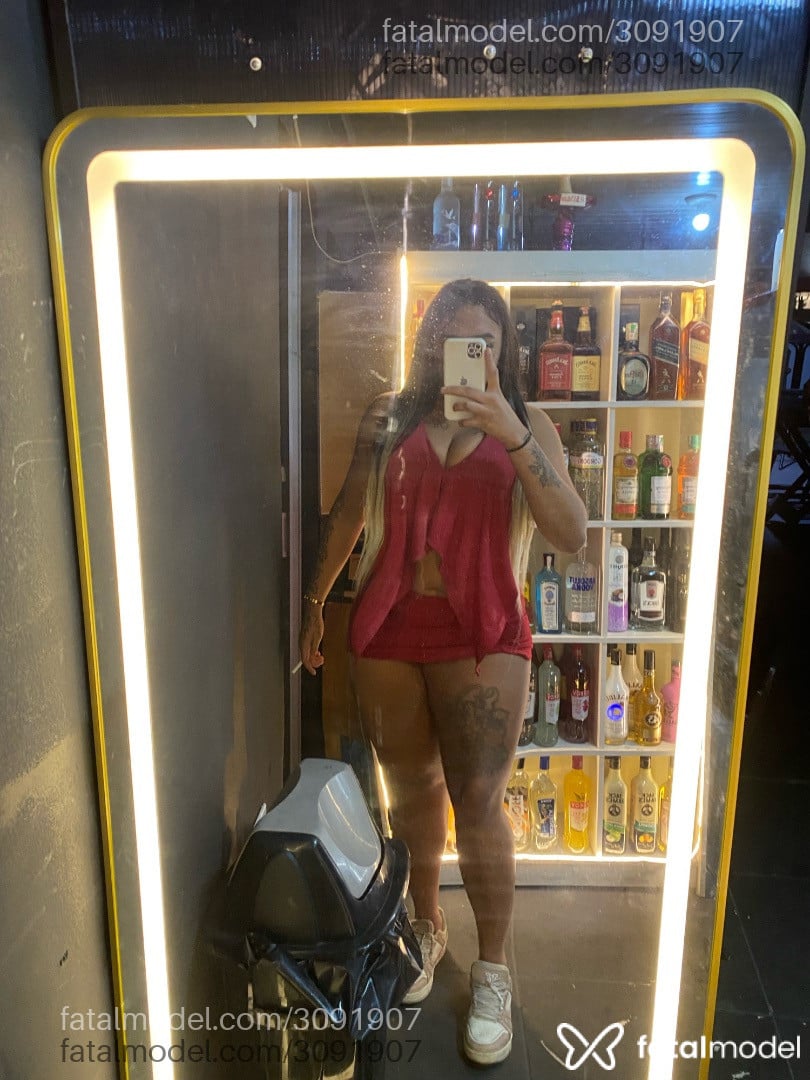 Acompanhante mulher trans morena (o) de olhos castanhos - Evellyn