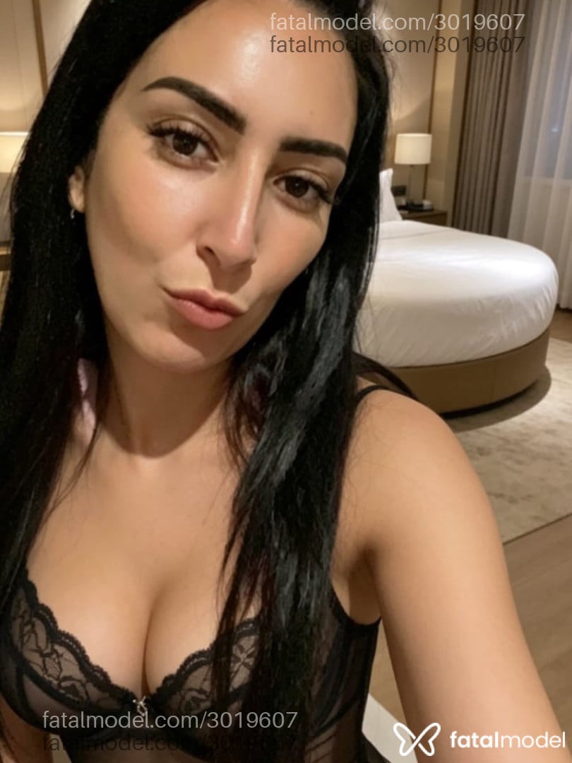 Acompanhante mulher morena (o) de olhos verdes - Mel Acompanhante mulher morena (o) de olhos verdes - Mel