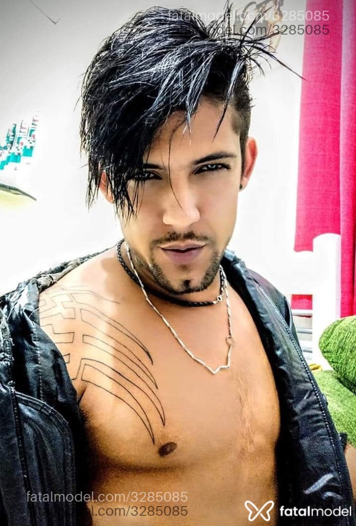 Acompanhante homem com cabelo castanho de olhos castanhos - Duwillia Acompanhante homem com cabelo castanho de olhos castanhos - Duwillia