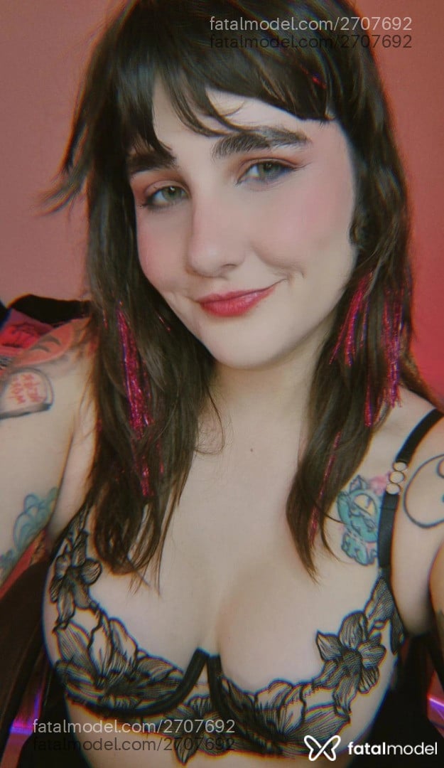 Acompanhante mulher com cabelo castanho de olhos verdes - Mel Underline Acompanhante mulher com cabelo castanho de olhos verdes - Mel Underline