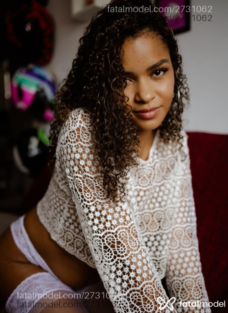 Acompanhante mulher com cabelo castanho de olhos castanhos - Flora Campos
