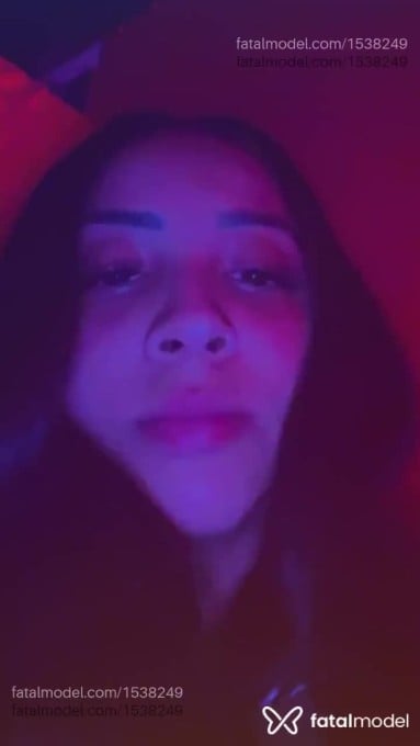 Acompanhante mulher com cabelo castanho de olhos mel - Lua Acompanhante mulher com cabelo castanho de olhos mel - Lua