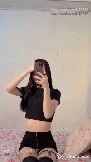 Acompanhante mulher trans com cabelo colorido de olhos castanhos em Londrina - Mirela