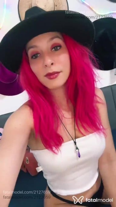 Acompanhante mulher com cabelo colorido de olhos verdes em São Paulo - Strelinhasuch