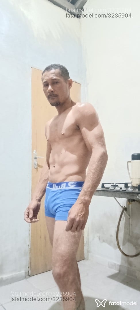 Acompanhante homem com cabelo castanho de olhos castanhos em Barra Mansa Acompanhante homem com cabelo castanho de olhos castanhos em Barra Mansa - Lindin