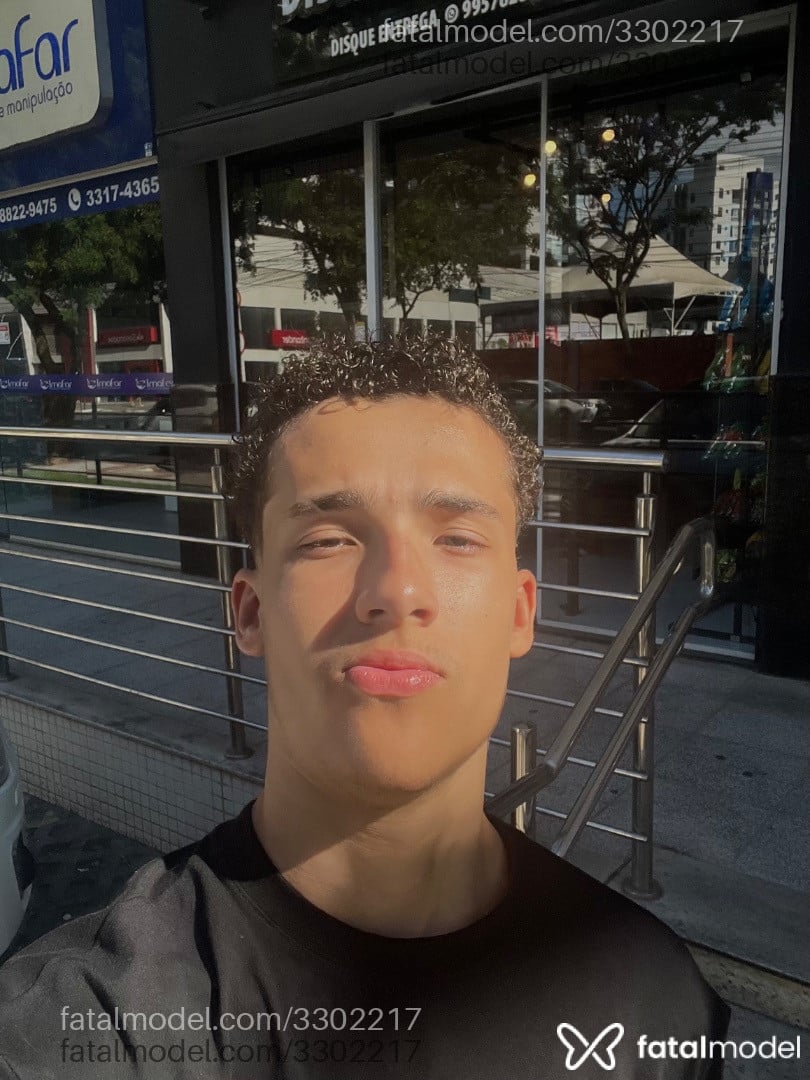 Acompanhante homem com cabelo castanho de olhos castanhos - Rapozo