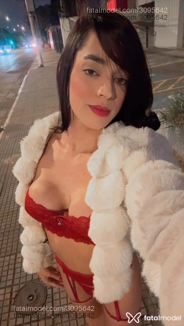 Acompanhante mulher trans com cabelo castanho de olhos castanhos - Hellem Rafaella Acompanhante mulher trans com cabelo castanho de olhos castanhos - Hellem Rafaella