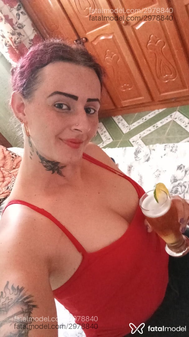 Acompanhante mulher trans ruiva (o) de olhos castanhos em Colorado do Oeste - Rubytatoo
