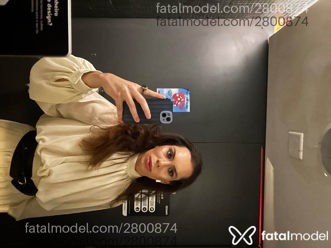 Acompanhante mulher trans loira (o) de olhos mel - Louis Smith