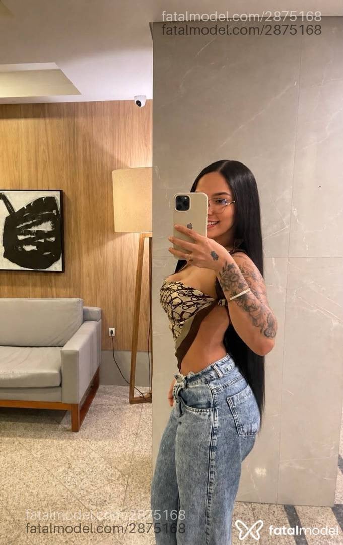 Acompanhante mulher com cabelo castanho de olhos castanhos - Tainá