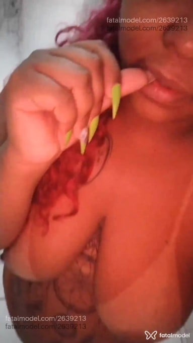 Acompanhante mulher com cabelo colorido de olhos castanhos em Botucatu - Juju Posturada