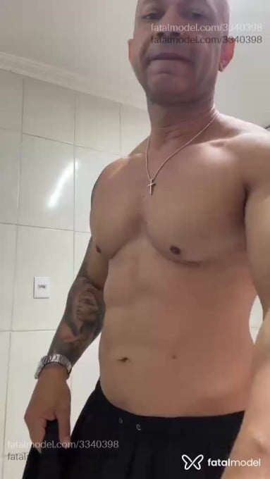 Acompanhante homem sem cabelo de olhos castanhos em Araçatuba - Jc Alves
