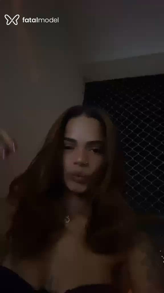 Acompanhante mulher com cabelo castanho de olhos castanhos em Carapicuíba Acompanhante mulher com cabelo castanho de olhos castanhos em Carapicuíba - Mell