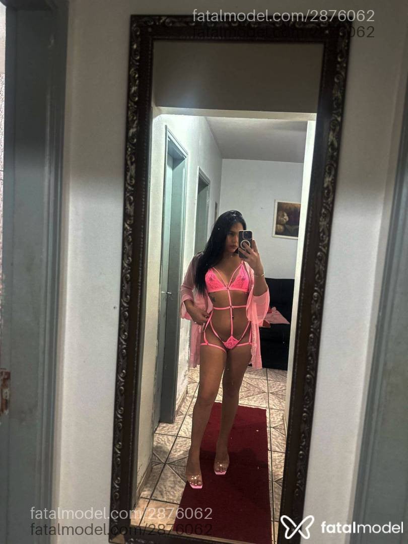 Acompanhante mulher trans morena (o) de olhos pretos - Alice