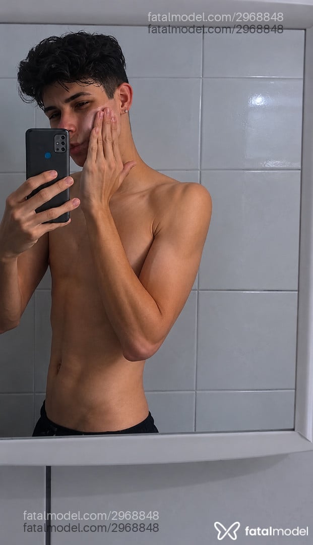 Acompanhante homem com cabelo castanho de olhos castanhos em Curitiba Acompanhante homem com cabelo castanho de olhos castanhos em Curitiba - Gustavo Lavelle