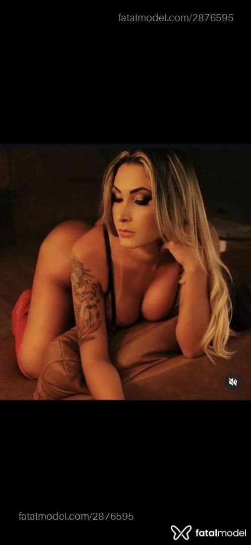 Acompanhante mulher trans loira (o) de olhos castanhos - Bella mel