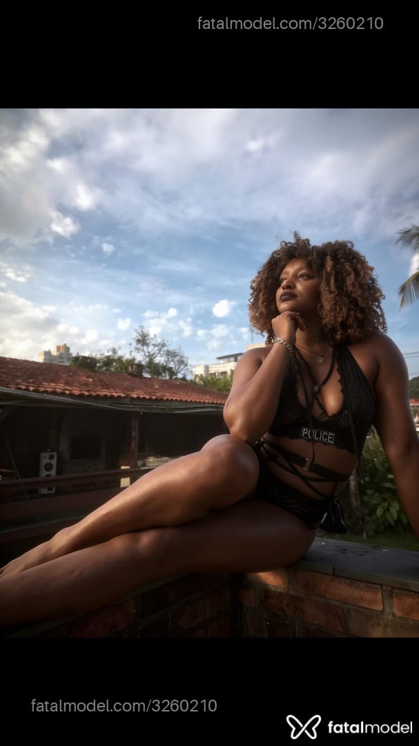 Acompanhante mulher com cabelo castanho de olhos castanhos em Santo André Acompanhante mulher com cabelo castanho de olhos castanhos em Santo André - Hellena Garcia