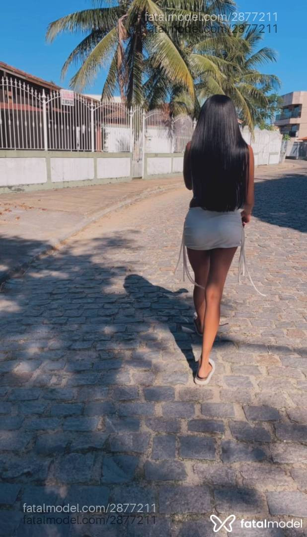 Acompanhante mulher com cabelo castanho de olhos pretos - Lays