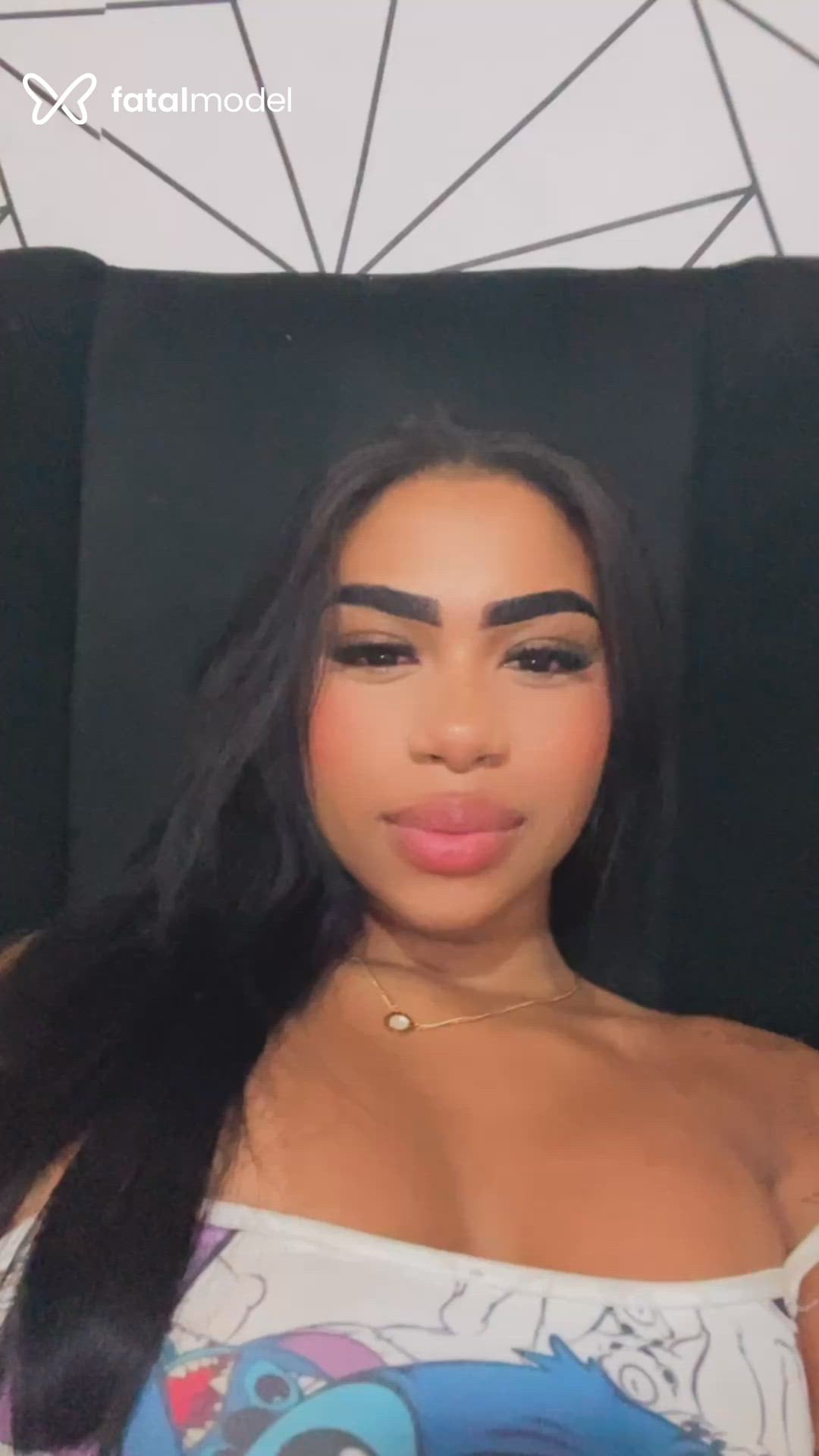 Acompanhante mulher com cabelo castanho de olhos pretos - Lays