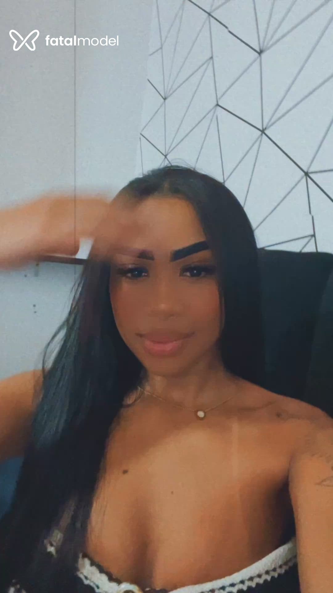 Acompanhante mulher com cabelo castanho de olhos pretos - Lays