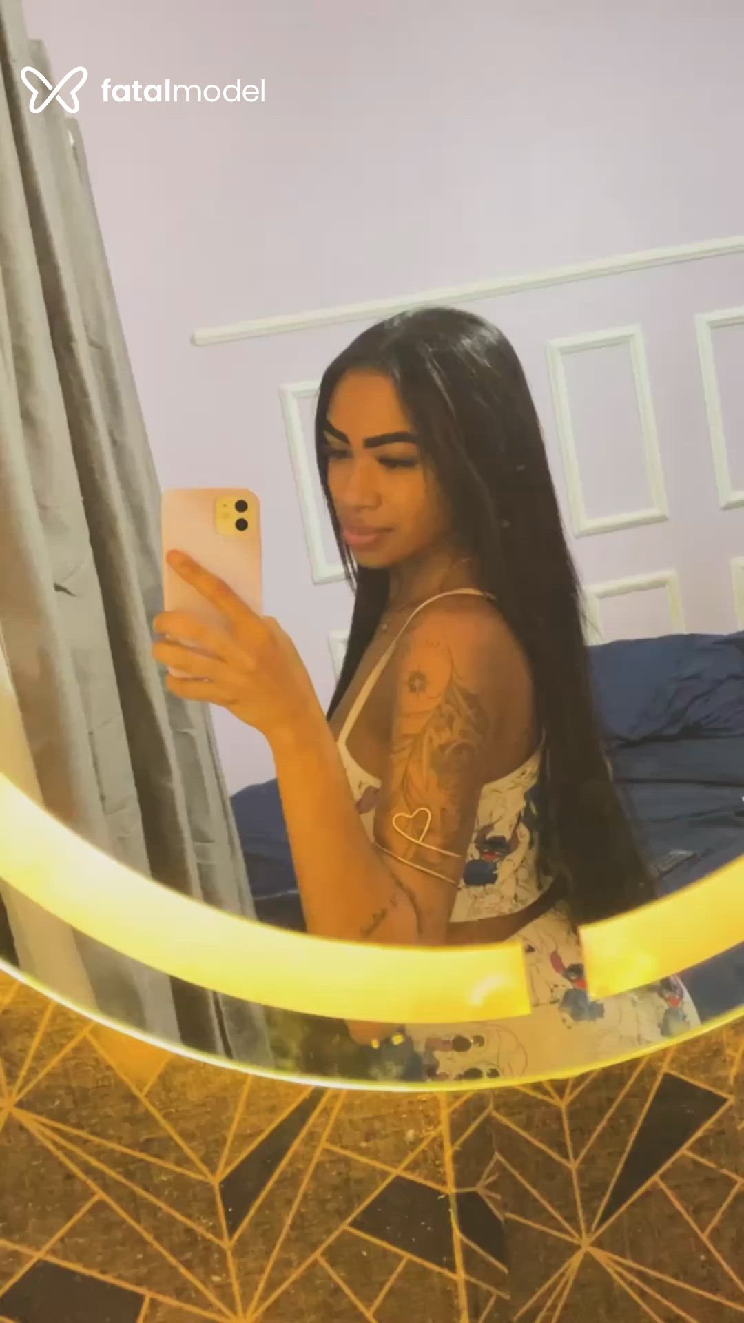 Acompanhante mulher com cabelo castanho de olhos pretos - Lays