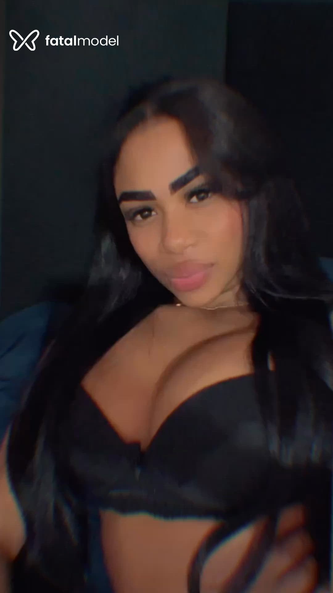 Acompanhante mulher com cabelo castanho de olhos pretos - Lays