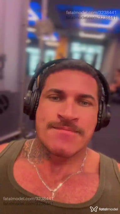 Acompanhante homem com cabelo castanho de olhos verdes em São Paulo - Gustavo Henrique