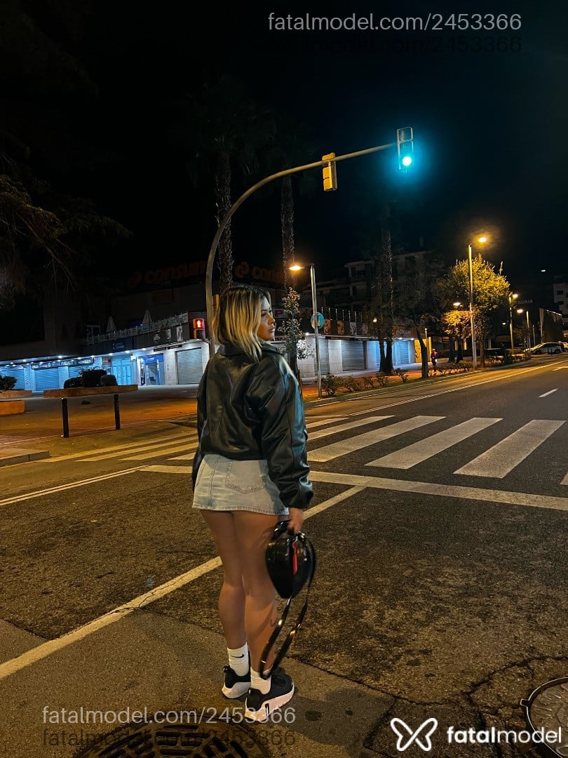 Acompanhante mulher loira (o) de olhos castanhos - Melissa