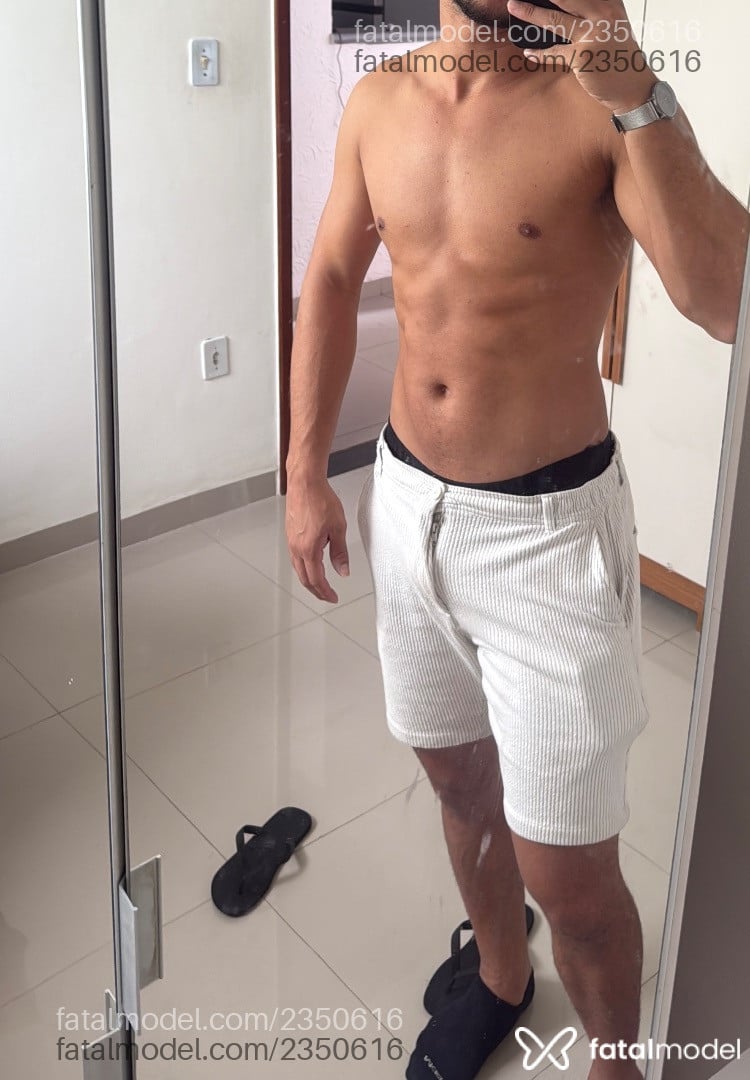 Acompanhante homem com cabelo castanho de olhos castanhos - Keven