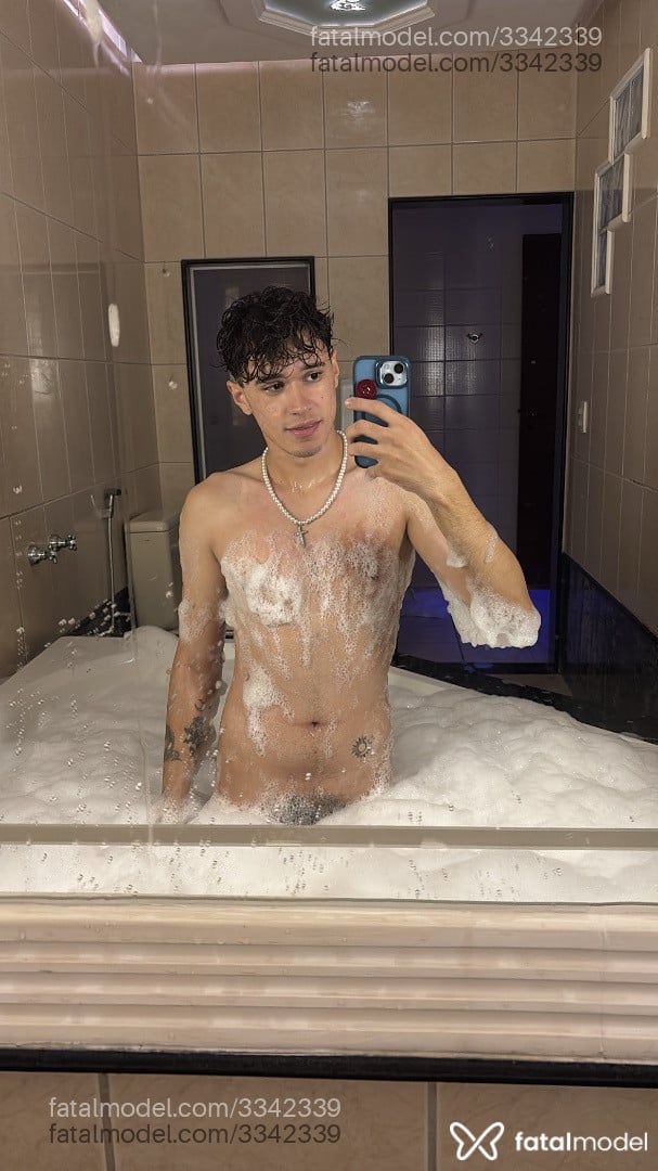 Acompanhante homem com cabelo castanho de olhos castanhos - Theo Acompanhante homem com cabelo castanho de olhos castanhos - Theo