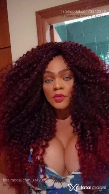 Acompanhante mulher trans com cabelo colorido de olhos castanhos - Bloody