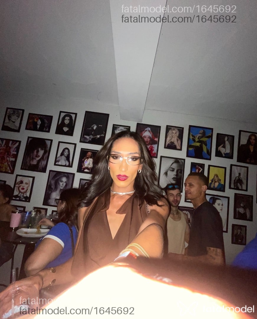 Acompanhante mulher trans morena (o) de olhos castanhos em Passa Quatro - Renathinha