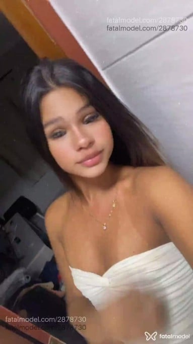 Acompanhante mulher trans morena (o) de olhos pretos - Akeme