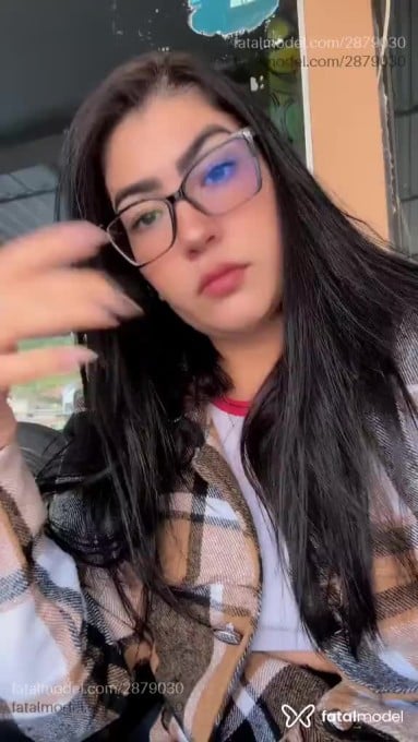 Acompanhante mulher com cabelo castanho de olhos castanhos - Tayla Oliveira