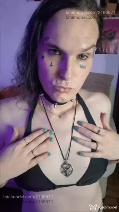 Acompanhante mulher trans com cabelo castanho de olhos azuis em Pouso Alegre - Muriel
