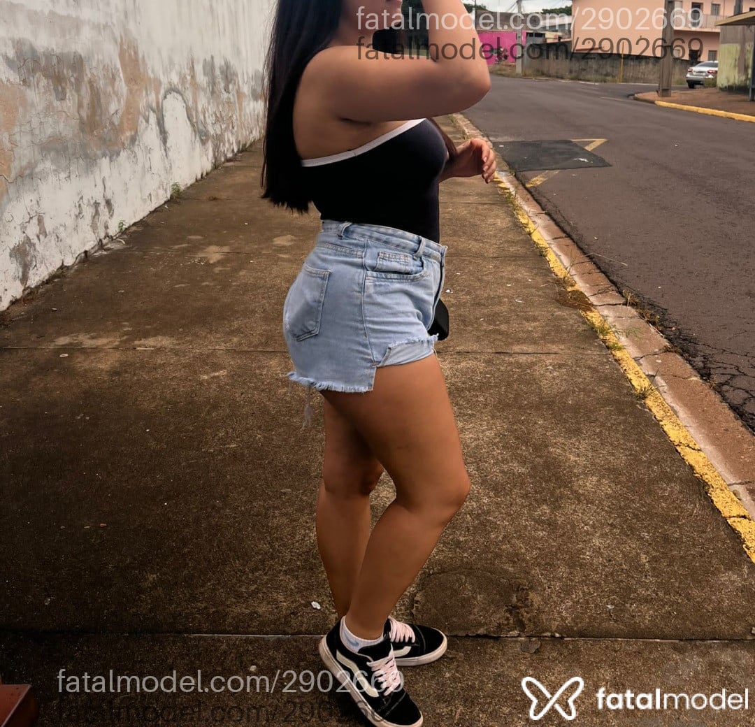 Acompanhante mulher morena (o) de olhos castanhos em Virtual Acompanhante mulher morena (o) de olhos castanhos em Virtual - Larissa