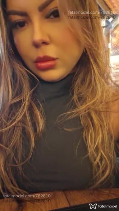 Acompanhante mulher com cabelo castanho de olhos castanhos - Penelope Liz Acompanhante mulher com cabelo castanho de olhos castanhos - Penelope Liz
