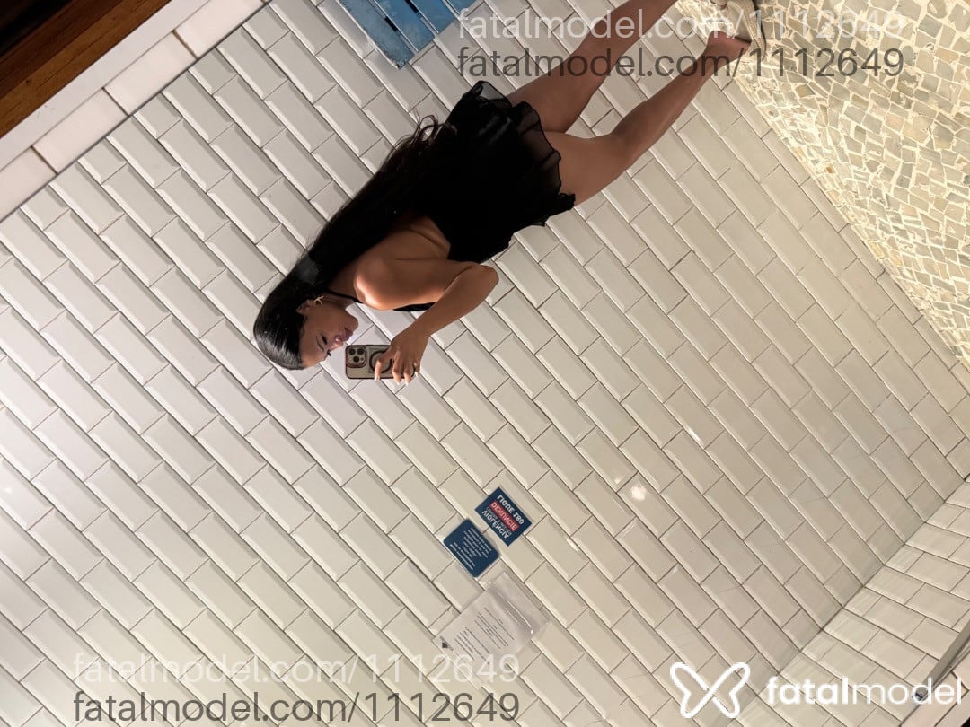 Acompanhante mulher morena (o) de olhos pretos - Adriana