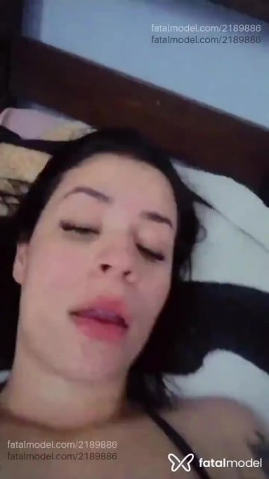 Acompanhante mulher com cabelo castanho de olhos mel - Rosa Acompanhante mulher com cabelo castanho de olhos mel - Rosa