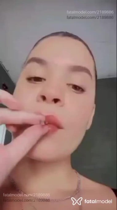 Acompanhante mulher com cabelo castanho de olhos mel - Rosa Acompanhante mulher com cabelo castanho de olhos mel - Rosa