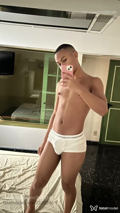 Acompanhante homem morena (o) de olhos castanhos em Rio de Janeiro - Moreninho