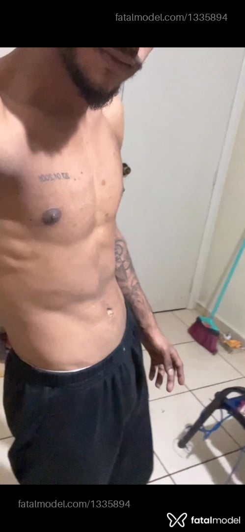 Acompanhante homem com cabelo castanho de olhos castanhos em Ribeirão Preto Acompanhante homem com cabelo castanho de olhos castanhos em Ribeirão Preto - Leonardo