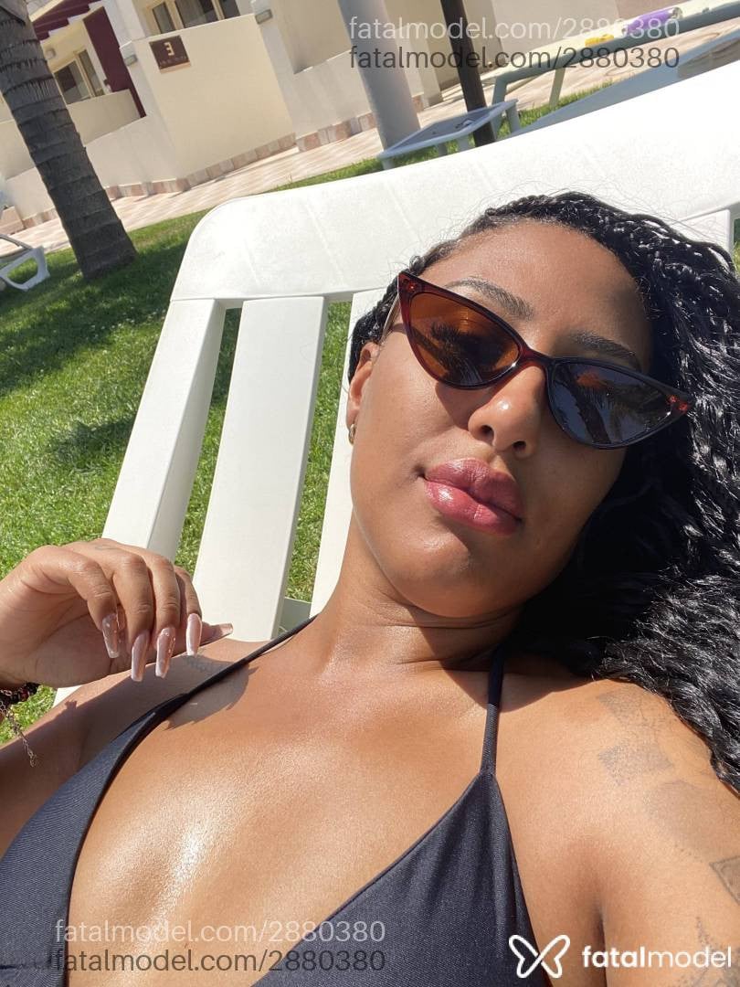 Acompanhante mulher com cabelo castanho de olhos castanhos - Karinn
