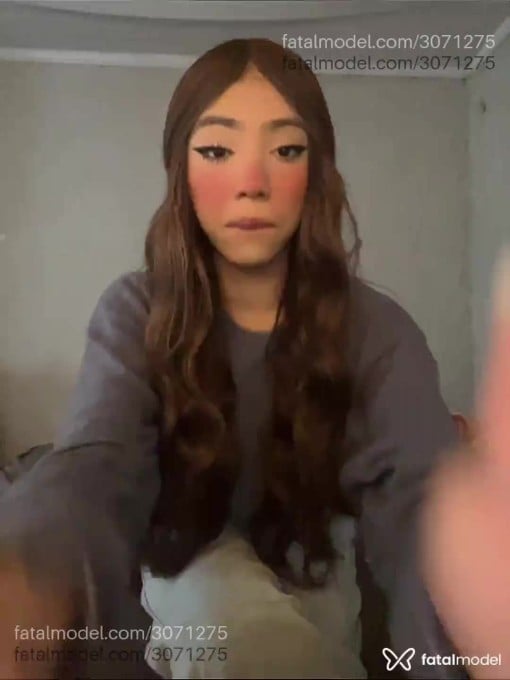Acompanhante mulher trans com cabelo colorido de olhos castanhos em Brasília Acompanhante mulher trans com cabelo colorido de olhos castanhos em Brasília - Isabelle