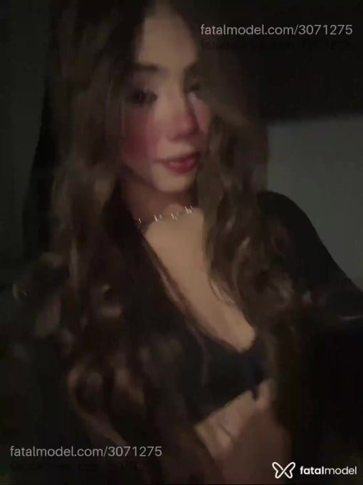 Acompanhante mulher trans com cabelo colorido de olhos castanhos em Brasília Acompanhante mulher trans com cabelo colorido de olhos castanhos em Brasília - Isabelle
