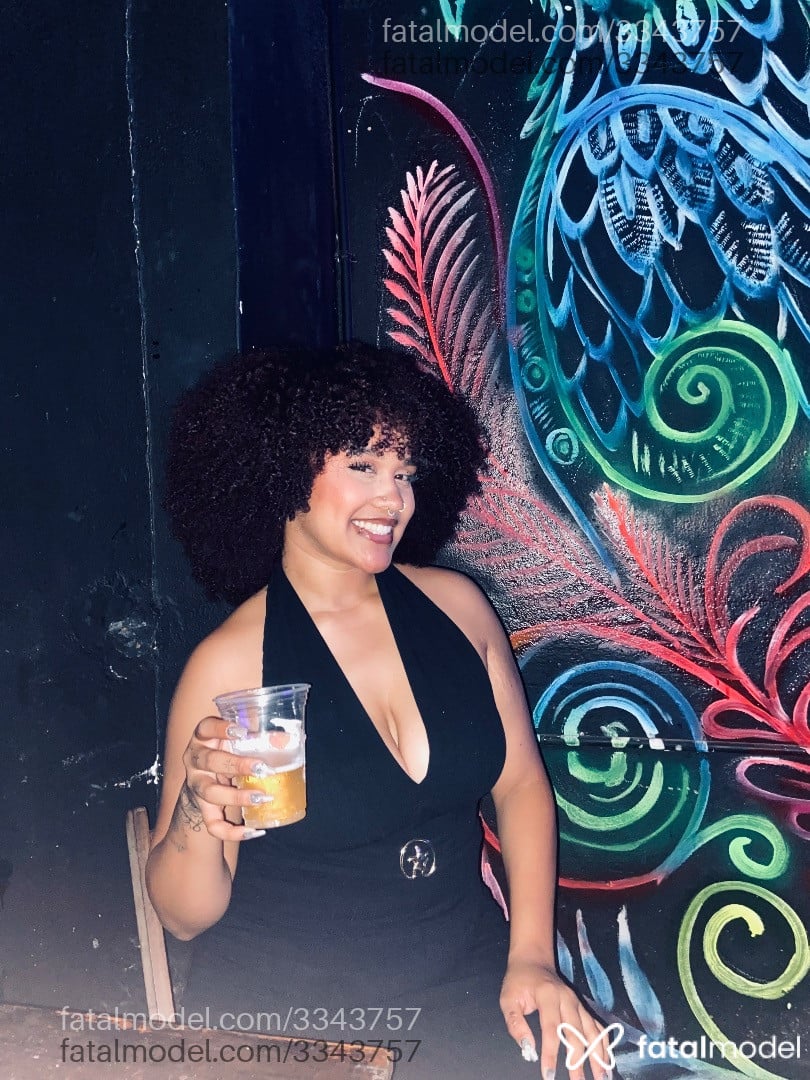 Acompanhante mulher com cabelo castanho de olhos castanhos - Maya Melo Acompanhante mulher com cabelo castanho de olhos castanhos - Maya Melo