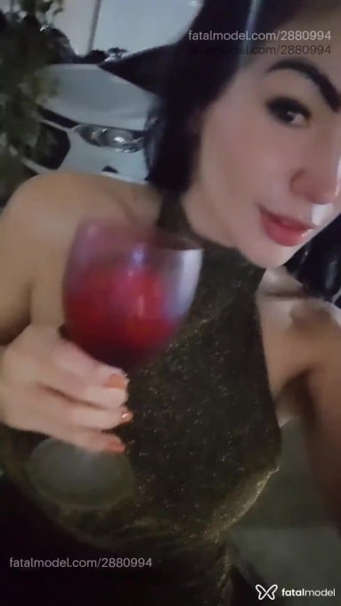 Acompanhante mulher com cabelo colorido de olhos castanhos em Armação dos Búzios - Paola Lovatelli