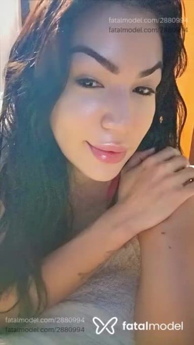 Acompanhante mulher com cabelo colorido de olhos castanhos - Paola Lovatelli