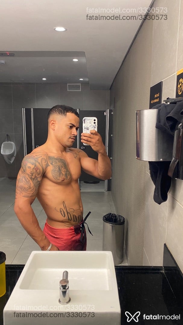 Acompanhante homem com cabelo castanho de olhos pretos - Santtos Acompanhante homem com cabelo castanho de olhos pretos - Santtos